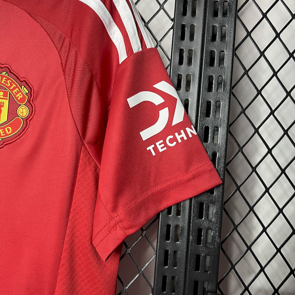 MANCHESTER UNITED 24-25 HEMMATRÖJA