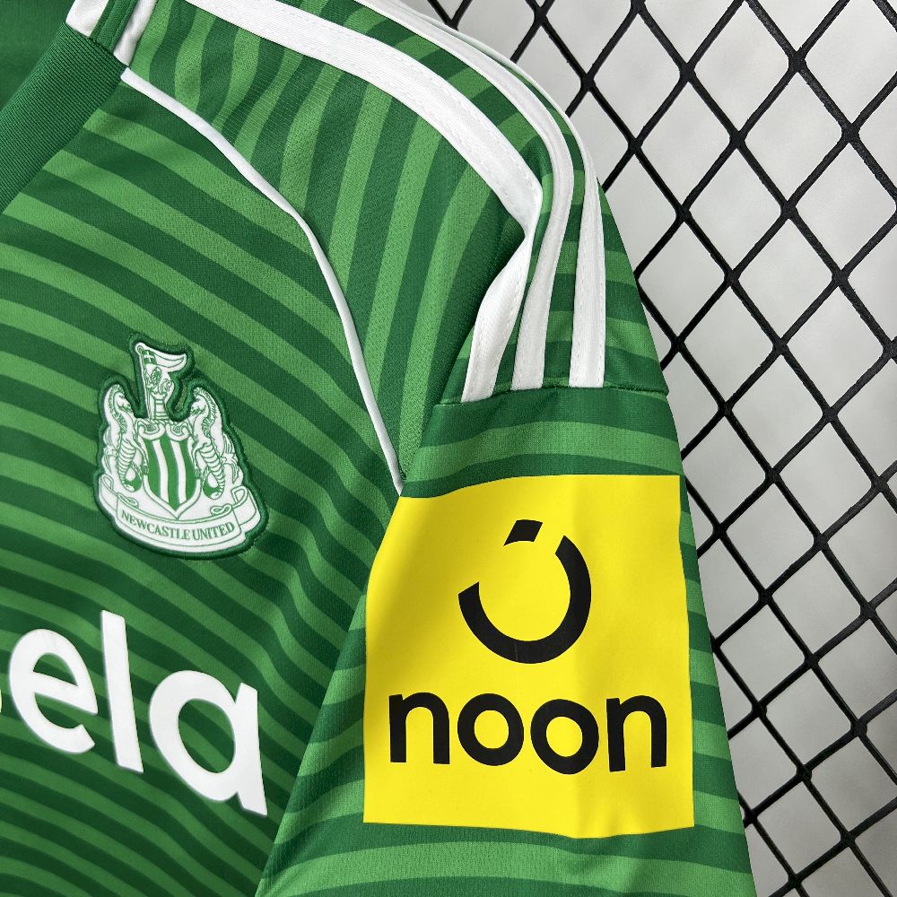 NEWCASTLE 25-26 BORTATRÖJA