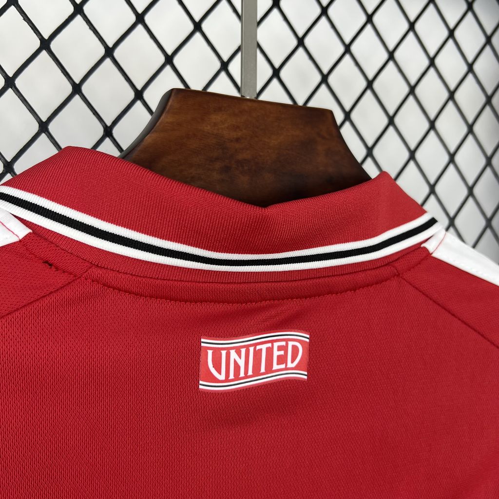 MANCHESTER UNITED 26-27 HEMMATRÖJA